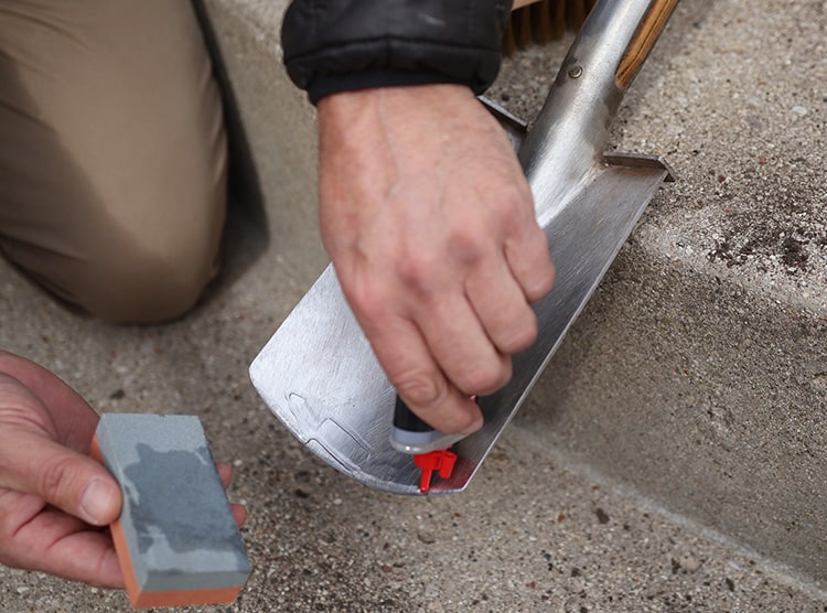 Using 3-IN-ONE oil to lubricate a blade for sharpening