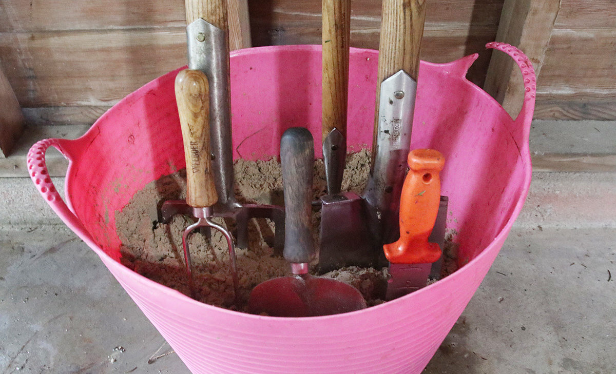 how to store your garden tools for winter.