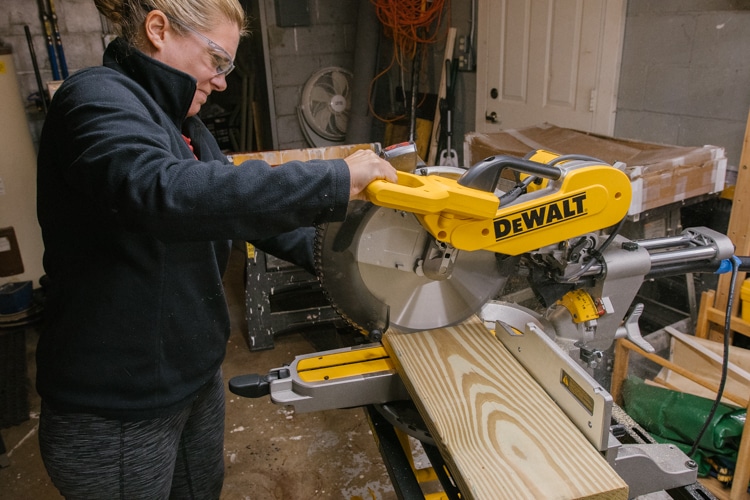 How to use a miter saw